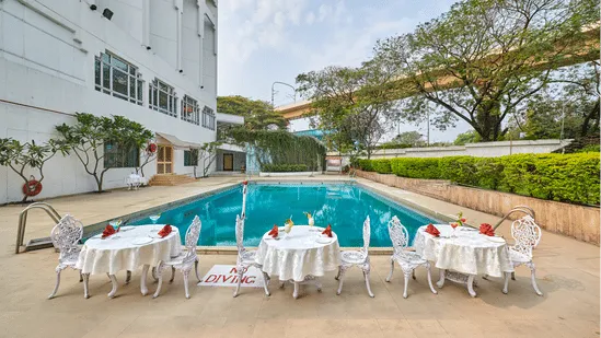 JACUZZI & SWIMMING POOL
